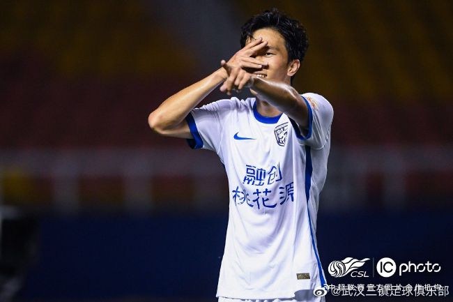 这是因为奥斯梅恩不想被那不勒斯强留，他很乐意留在那不勒斯效力，但是如果有顶级豪门报价，他也不希望被俱乐部锁死。